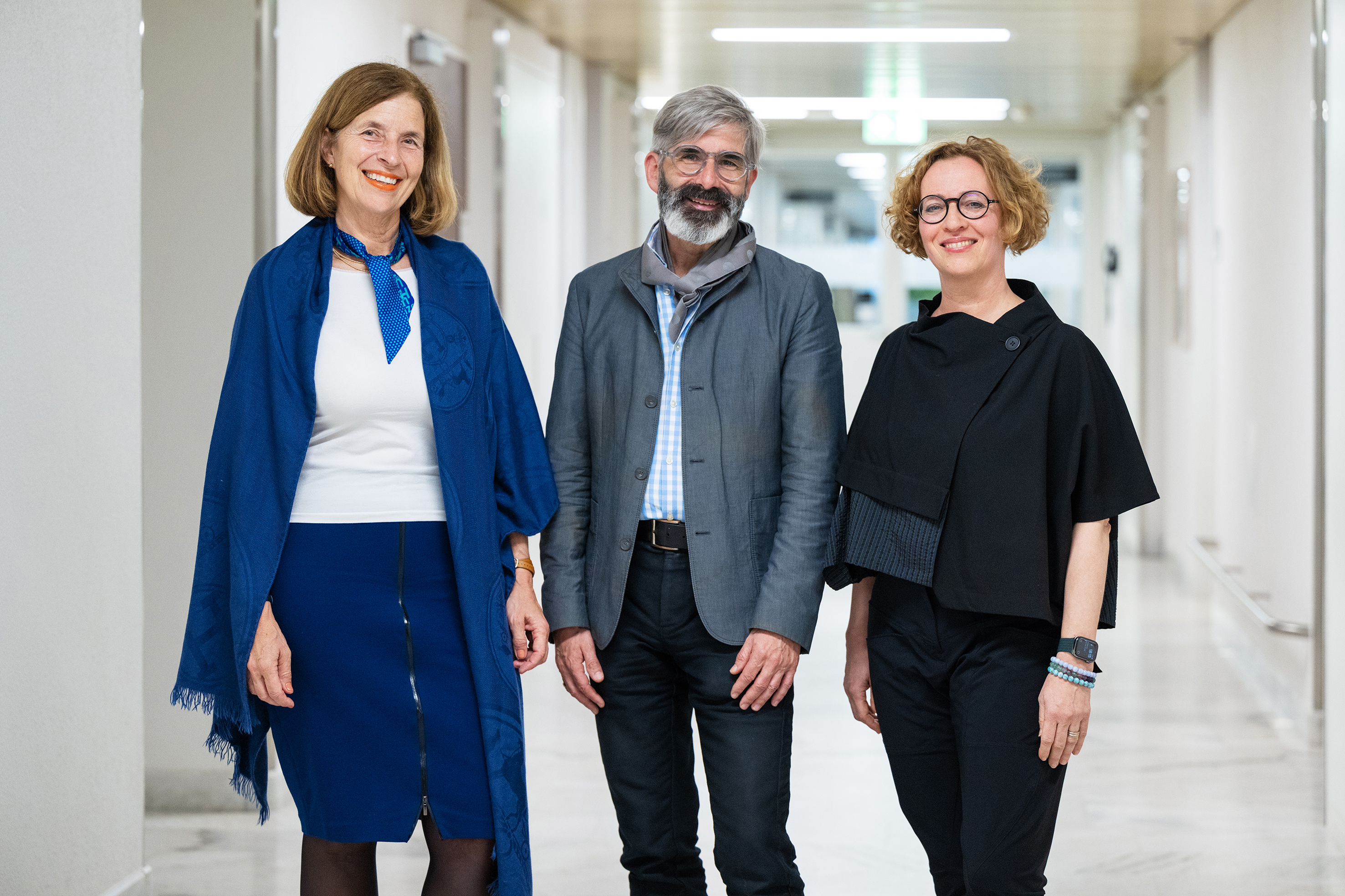 Das «Trio doktorale»: Prof. Beatrice Beck Schimmer, Direktorin Universitäre Medizin Zürich (links), Prof. Andreas Gerber-Grote, Direktor ZHAW-Department Gesundheit, Initiator und Mitglied der Doktoratsprogrammkommission (mittig), und Prof. Claudia Witt, Initiatorin und Leiterin der Doktoratsprogrammkommission an der UZH (rechts).